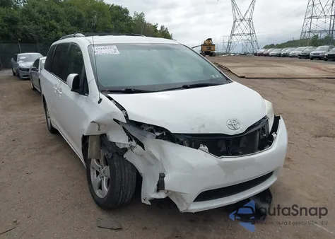 2011 Toyota Sienna Le V6 z USA, uszkodzony, nr VIN 5TDKK3DC1BS019004